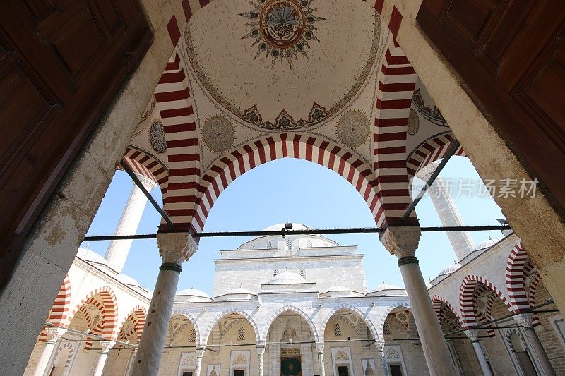 来自Edirne Yildirim Beyazit清真寺庭院的建筑部分